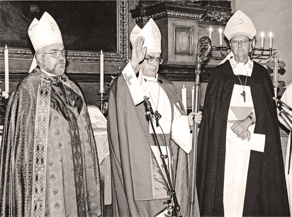 EELK piiskopid 1994. aastal Tallinna Piiskoplikus Toomkirikus. Vasakult: piiskop Einar Soone, peapiiskop Jaan Kiivit ja E.E.L.K. peapiiskop Udo Petersoo